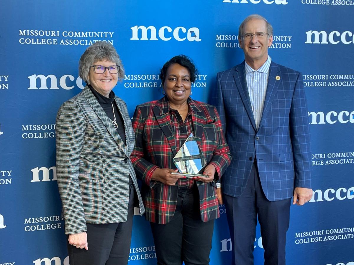 Carolyn Jackson receives her MCCA award